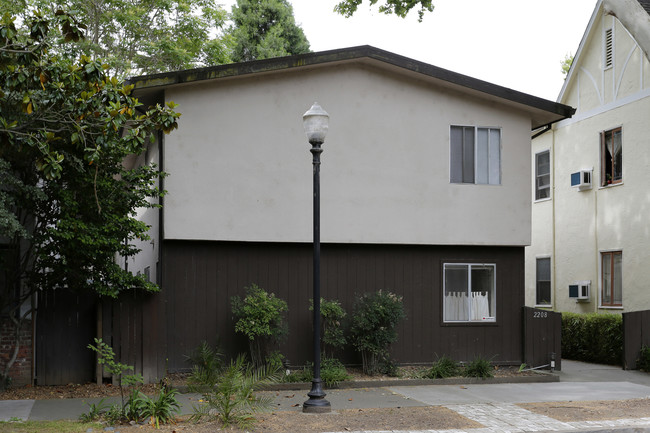 2208 H St in Sacramento, CA - Foto de edificio - Building Photo