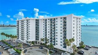 1900 S Treasure Dr in North Bay Village, FL - Building Photo