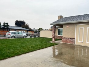 4390 N Forestiere Ave in Fresno, CA - Building Photo - Building Photo