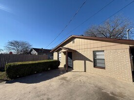 924 Pecan St in Seguin, TX - Building Photo