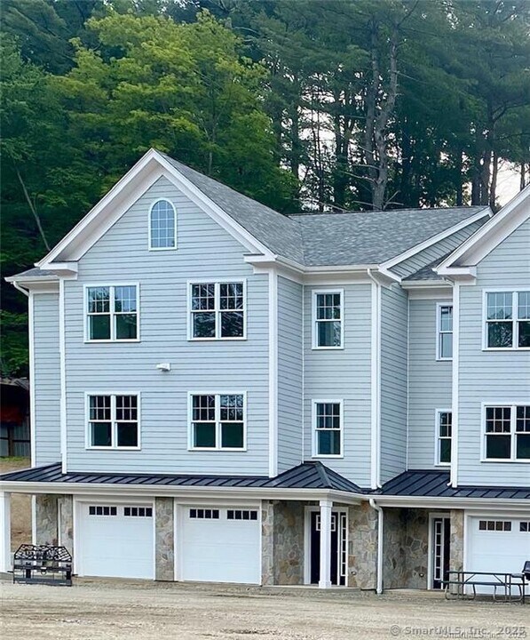 24 Glen Rd in Newtown, CT - Building Photo