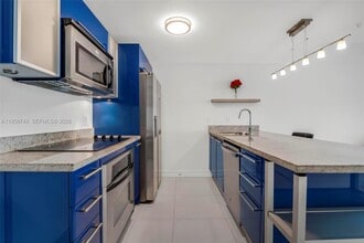 185 SW 7th St in Miami, FL - Building Photo - Building Photo