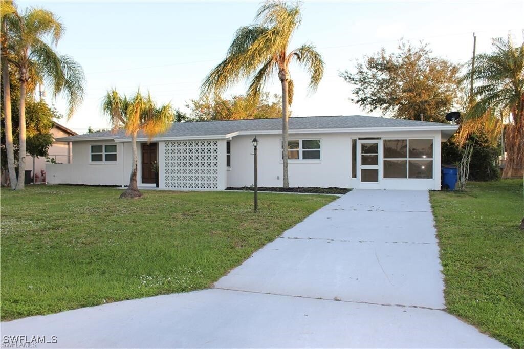 1322 Farmdale St in Lehigh Acres, FL - Building Photo