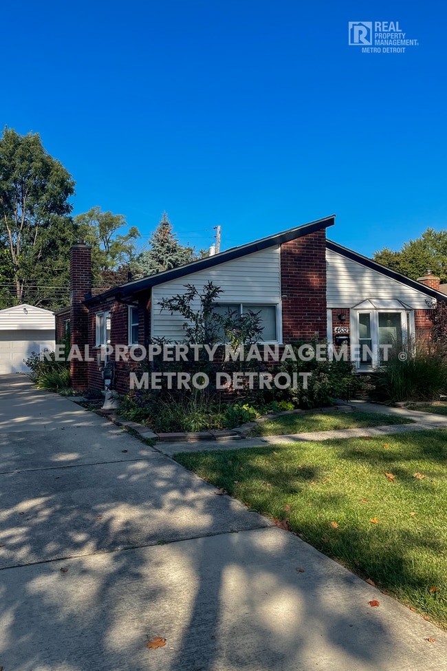 4632 Monroe St in Dearborn Heights, MI - Building Photo - Building Photo