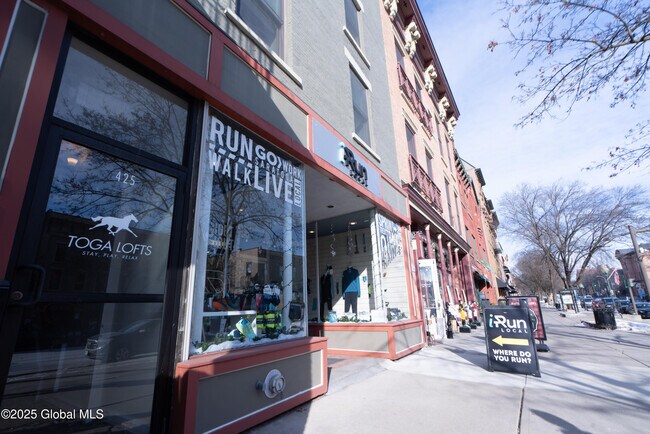 425 Broadway in Saratoga Springs, NY - Foto de edificio - Building Photo