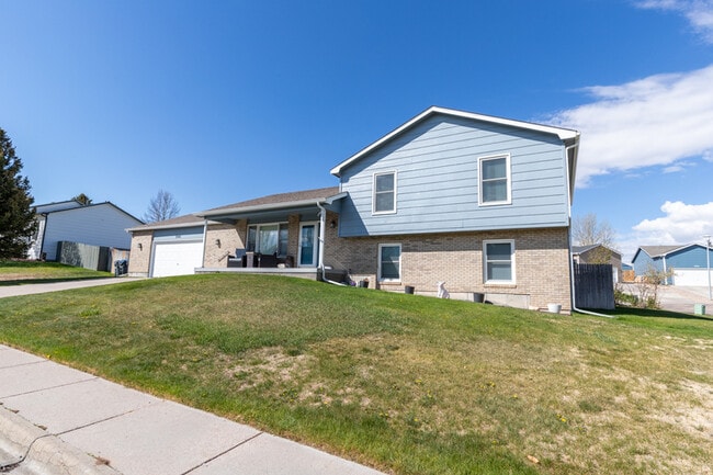5908 Canyon Rd in Cheyenne, WY - Foto de edificio - Building Photo