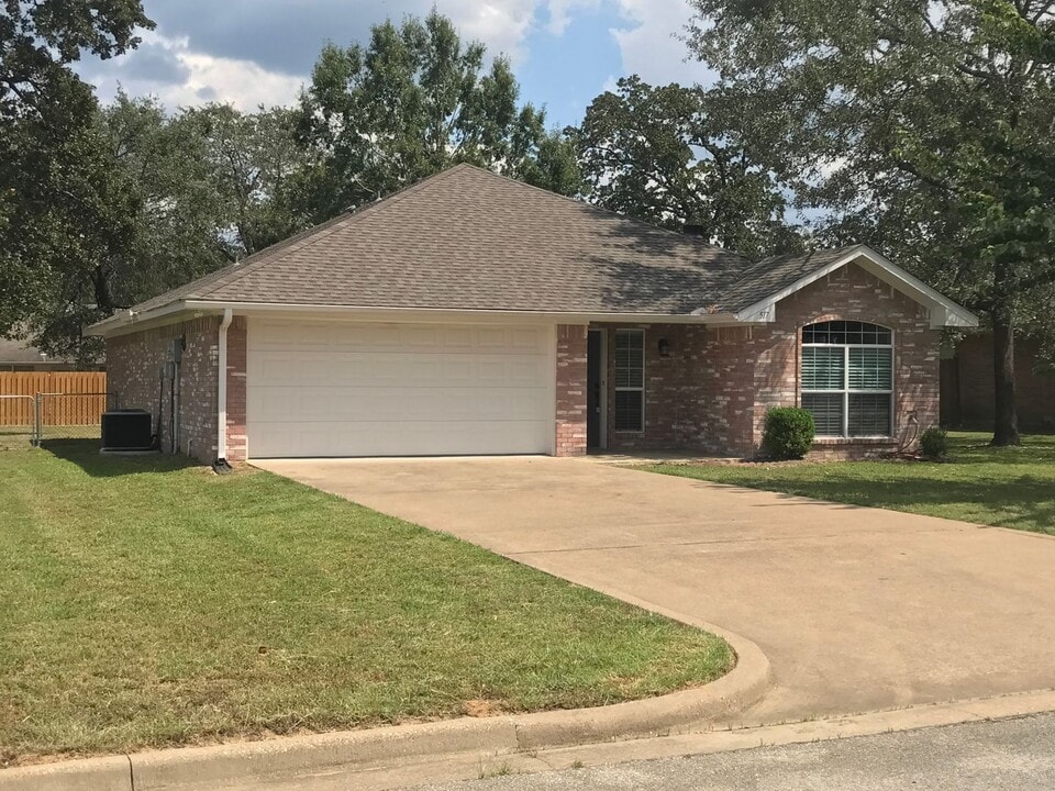 517 Molly Ln in Lindale, TX - Building Photo