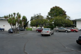 Studio Plaza Apartments in Goleta, CA - Foto de edificio - Building Photo