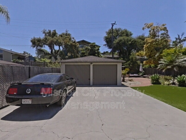 2131 Gillespie St in Santa Barbara, CA - Building Photo - Building Photo