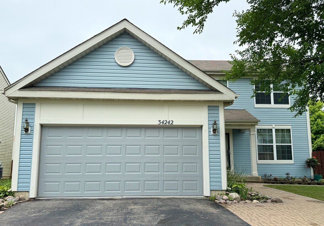 34242 N Wineberry Ln in Round Lake, IL - Building Photo