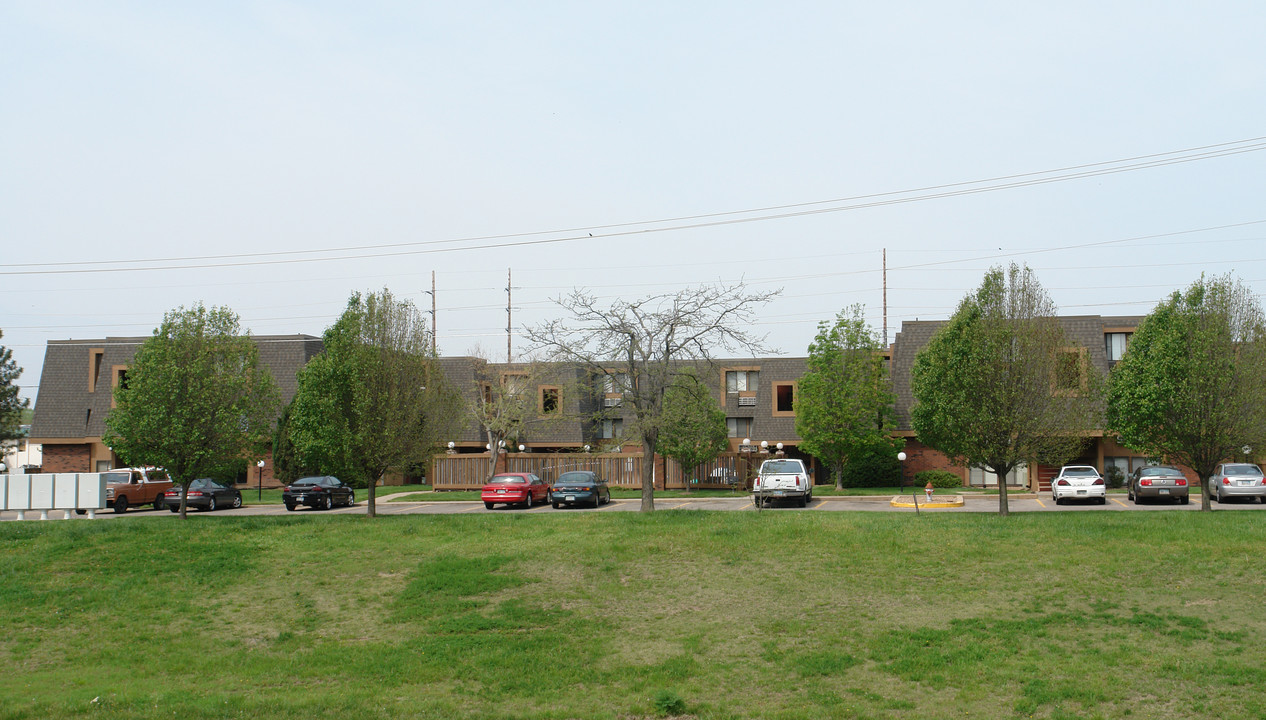 Brookhollow Apartments in Wichita, KS - Building Photo