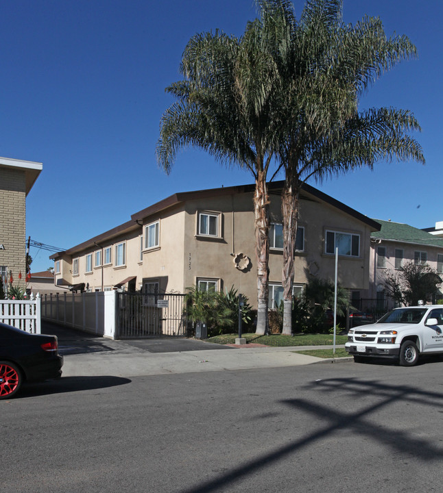 1725 N Alexandria Ave in Los Angeles, CA - Building Photo