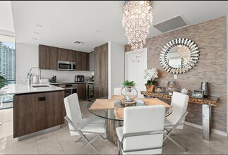 950 Brickell Bay Dr in Miami, FL - Building Photo - Building Photo