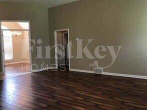 995 Nesting Wood Cir W in Memphis, TN - Building Photo - Building Photo