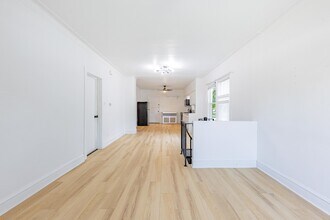 6461 N Newark Ave in Chicago, IL - Building Photo - Building Photo