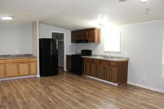 919 Austin St in Kingsland, TX - Building Photo - Building Photo