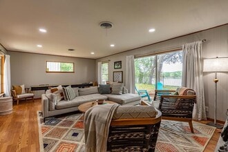 2865 Bandera Hwy in Kerrville, TX - Foto de edificio - Building Photo