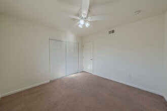 16562 Sabot Ln in Huntington Beach, CA - Foto de edificio - Building Photo