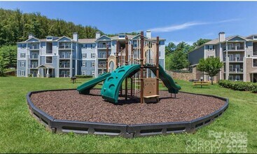 300 Vista Lake Dr in Candler, NC - Building Photo - Building Photo