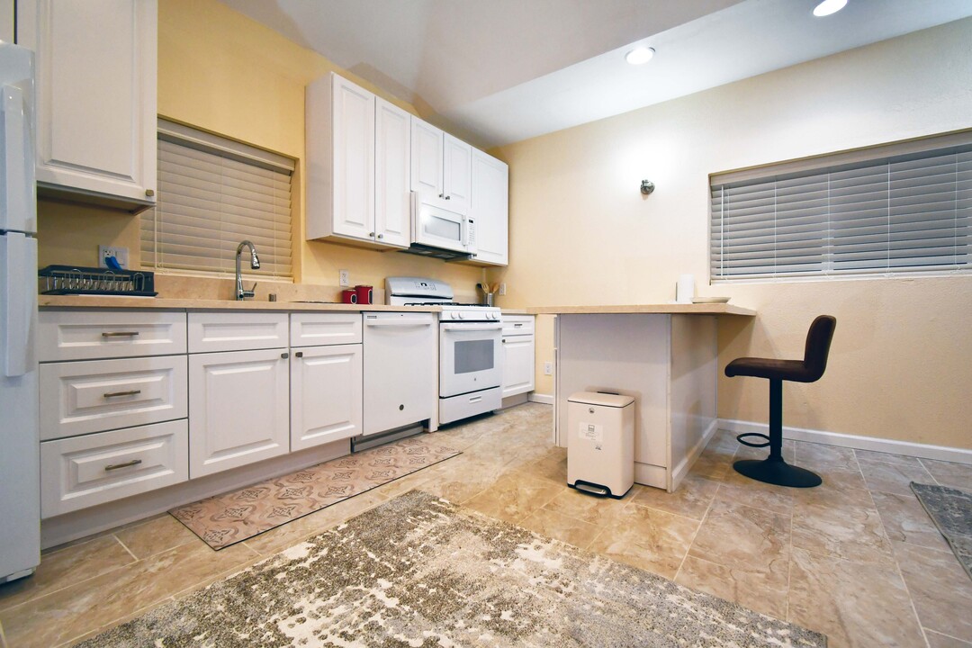 6508 Moorcroft Ave, Unit 6506 in Woodland Hills, CA - Building Photo