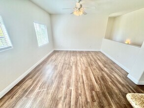 7701 W Robindale Rd in Las Vegas, NV - Foto de edificio - Building Photo