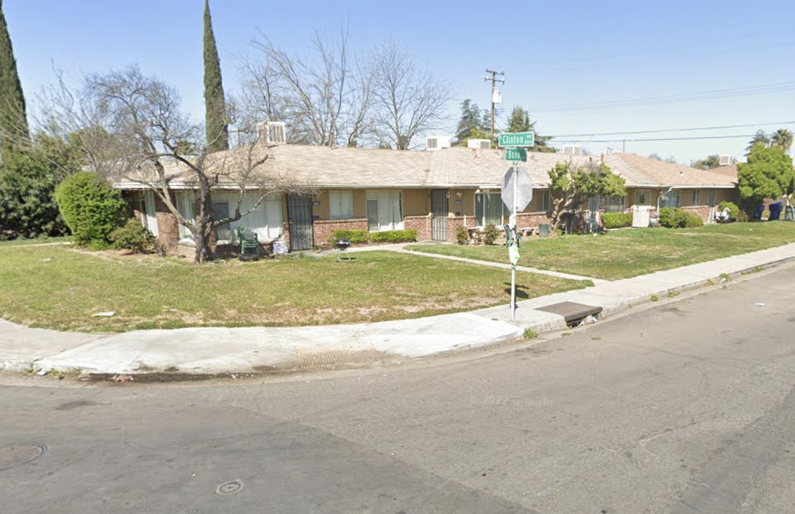 3391 E Clinton Ave in Fresno, CA - Building Photo