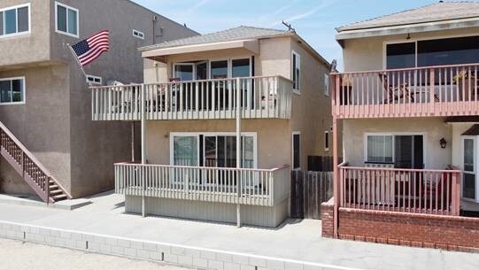 1003 Seal Way in Seal Beach, CA - Building Photo