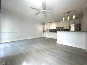 645 Executive Center Dr in West Palm Beach, FL - Building Photo - Building Photo