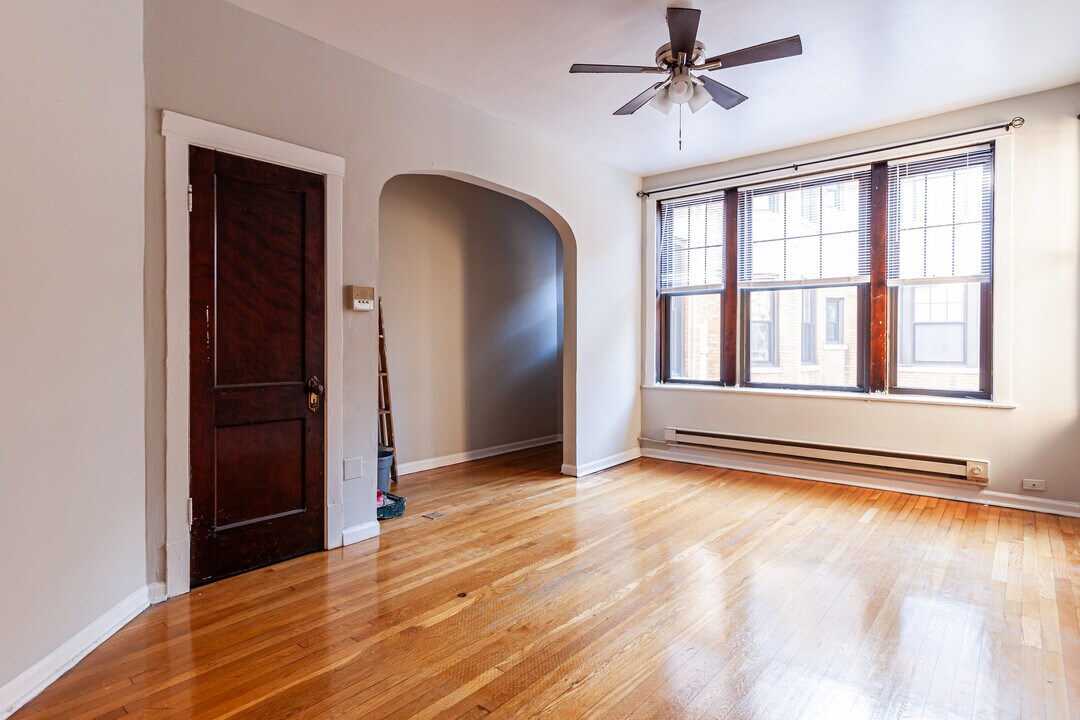 717 W Barry Ave, Unit B2 in Chicago, IL - Building Photo