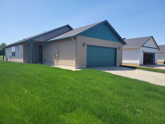 606 Roundtree Blvd in Winlock, WA - Building Photo - Building Photo