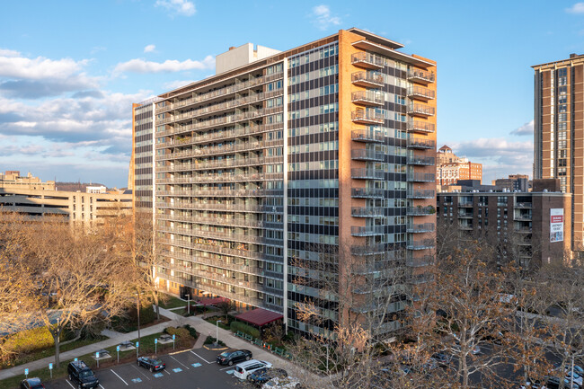 University Towers in New Haven, CT - Foto de edificio - Building Photo