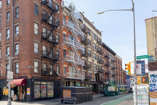 15 Rivington St in New York, NY - Building Photo - Building Photo