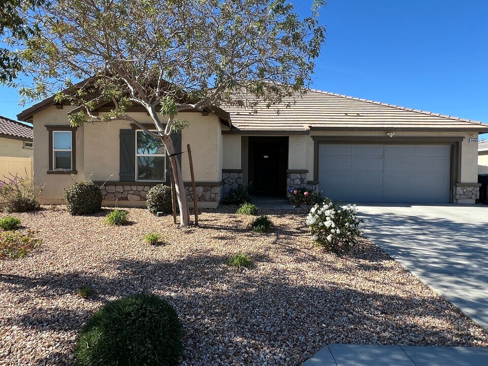 44665 Aspen St in Lancaster, CA - Building Photo