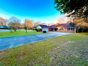 2401 Clematis Trl in Sumter, SC - Foto de edificio - Building Photo