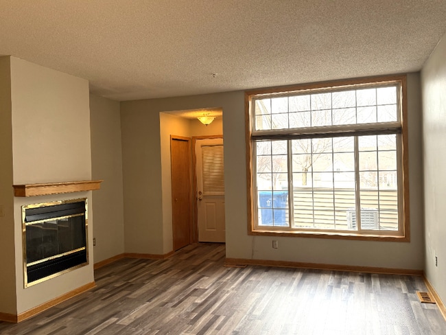 18183 Warbler Ln in Eden Prairie, MN - Building Photo - Building Photo