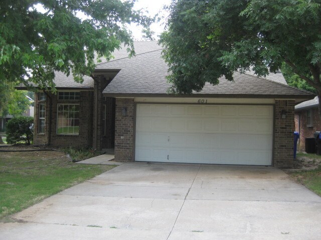 601 Goshawk Dr in Norman, OK - Building Photo