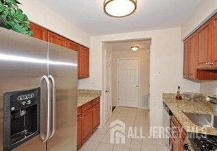 1111 Edison Glen Terrace in Edison, NJ - Building Photo - Building Photo