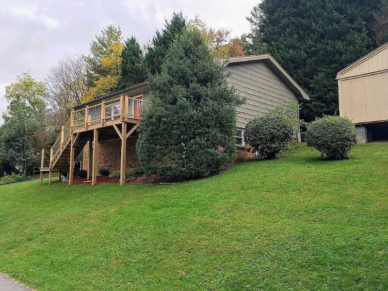 107 Pebblebrook St in Clyde, NC - Foto de edificio