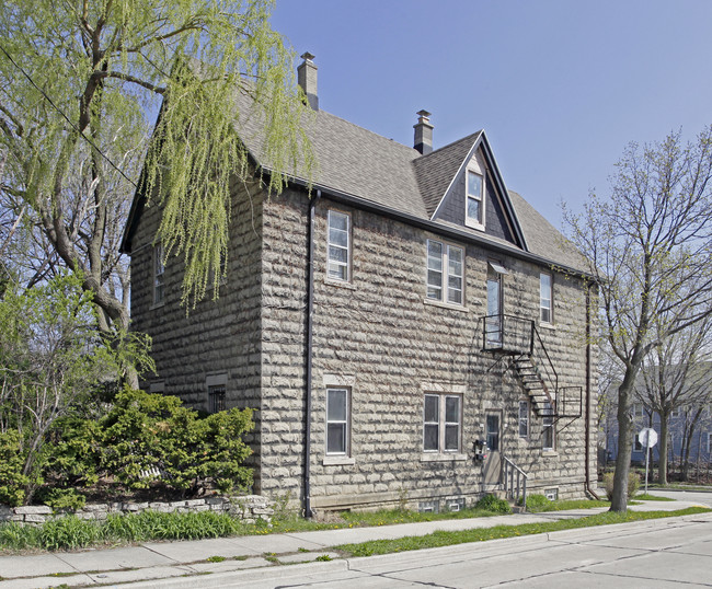 730 E Meinecke Ave in Milwaukee, WI - Foto de edificio - Building Photo