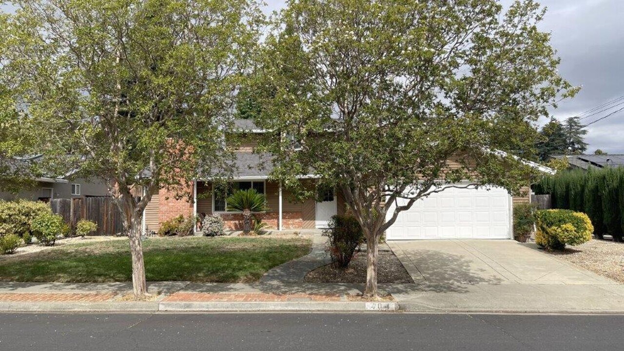 404 Virginia Hills Dr in Martinez, CA - Building Photo