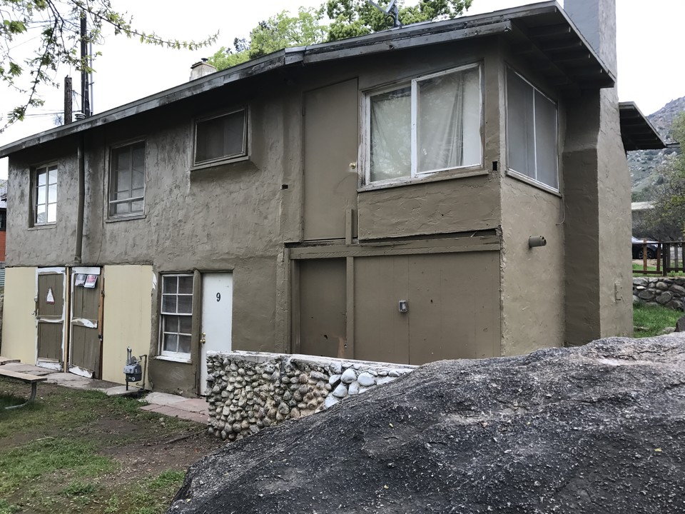 Sequoia Bungalows in Springville, CA - Building Photo