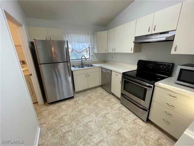 2142 Arbour Walk Cir in Naples, FL - Foto de edificio - Building Photo