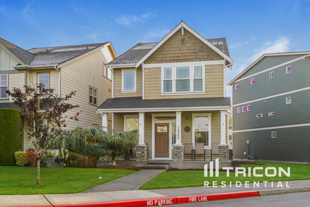 13305 96th Ave Ct E in Puyallup, WA - Building Photo