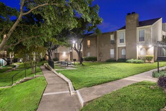 Chevy Chase in Austin, TX - Foto de edificio - Building Photo