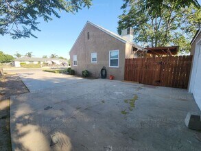 118 Dixon Ave in Bakersfield, CA - Building Photo - Building Photo