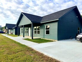 504 Ross Sterling Ave in Anahuac, TX - Building Photo