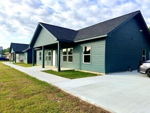 502 Ross Sterling Ave in Anahuac, TX - Building Photo - Building Photo
