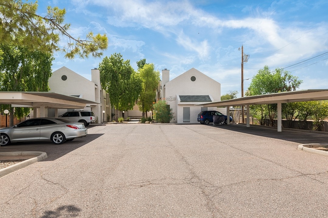 Meadowbrook in Phoenix, AZ - Building Photo