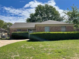 7204 Shadow Bend Dr in Fort Worth, TX - Building Photo