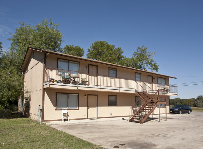 538 N Vaughan Ave in Seguin, TX - Building Photo - Building Photo